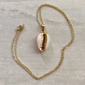 COWRIE SHELL BOHO NECKLACE